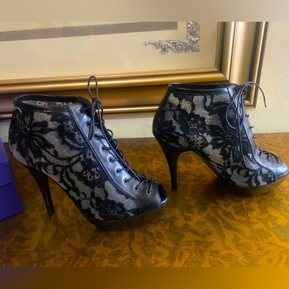 Stuart Weitzman Lace Bootie Black Calf size 7.5 - Picture 1 of 7